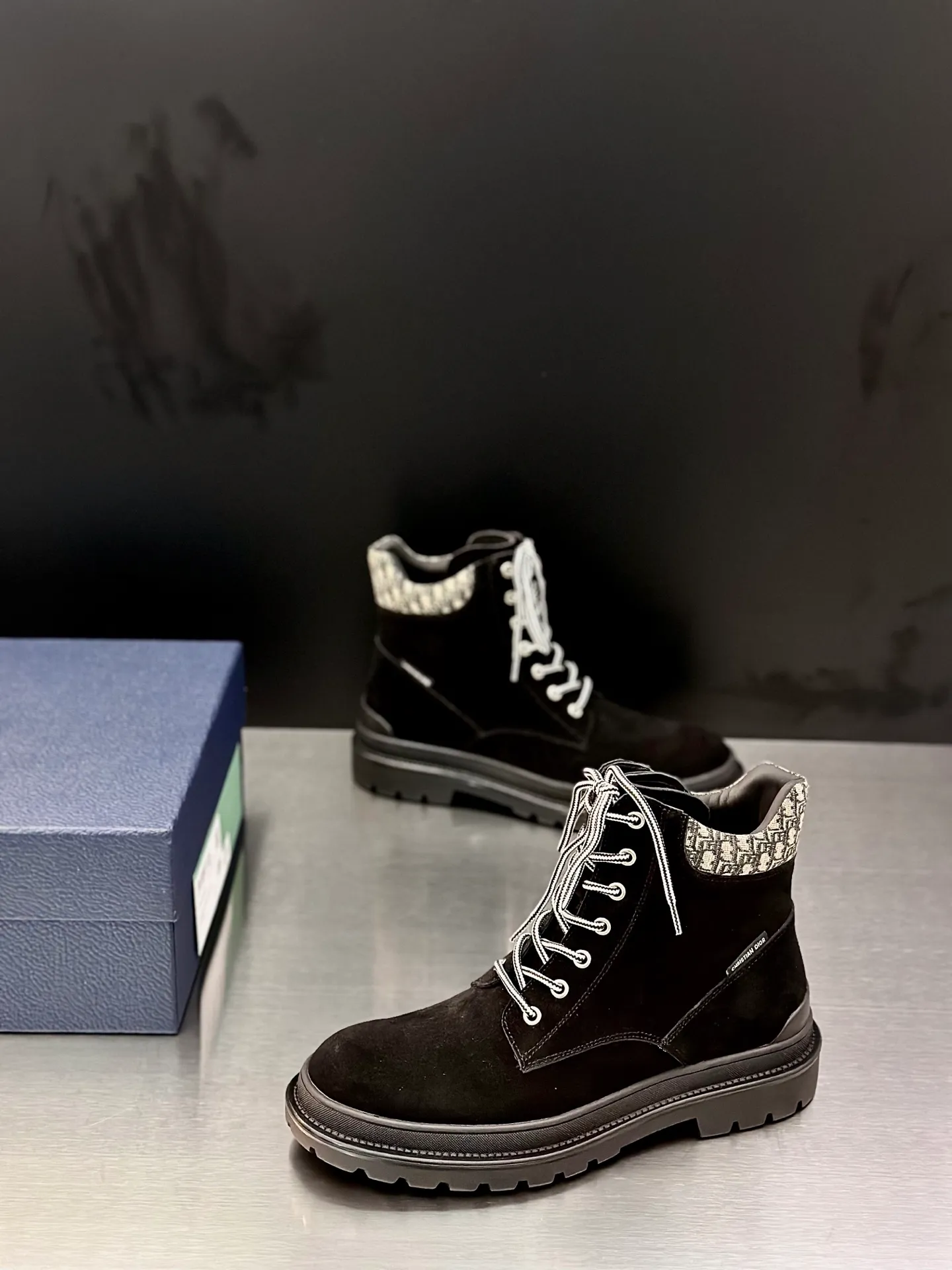 Men's shoes 💰960 Dior Dior high-top sneakers, top-quality goods produced in Dongguan, show version, leading counter trial style, Nappa cowhide material, light and breathable, soft and comfortable, easier to put on and take off, calfskin leather edging, distinctive sports style, genuine leather tongue Dior letter badge, showing the brand style, lightweight embossed pattern rubber sole, light and genuine leather feet, with original packaging Size: 39-40-41-42-43-44 (45, 46 customized) leather shoe size